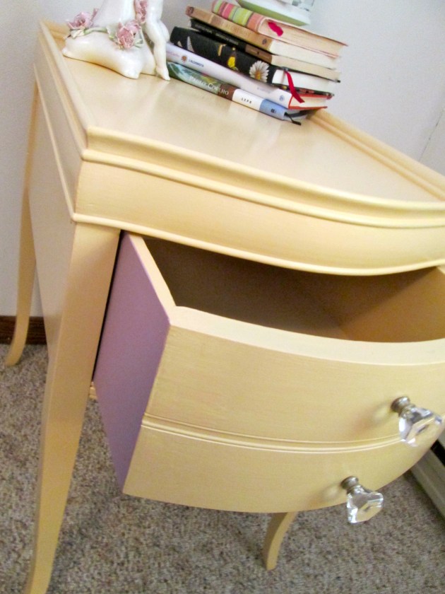 Painted Night Stand on miaprimacasa.wordpress.com