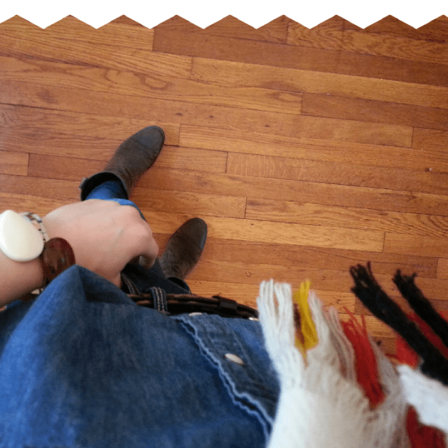 style uniform: chambray shirt, leather boots, Levi jeans on miaprimcasa.com